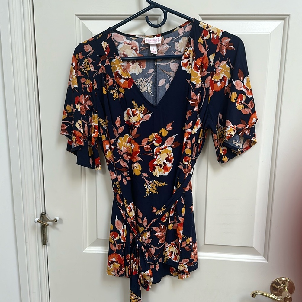 Isabel Maternity by Ingrid and Isabel. Blue floral woven top. size SMALL